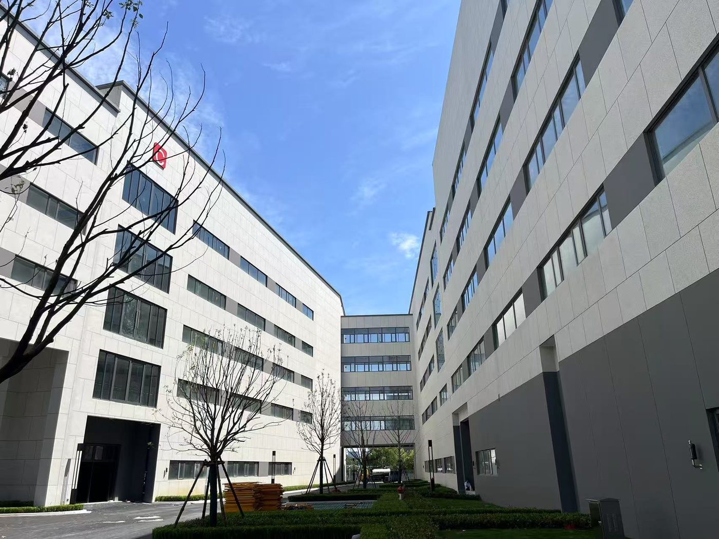 采用玻璃幕墙的公共建筑
